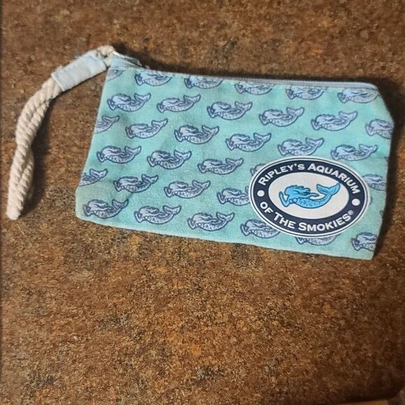 3/10$ Ripley's aquarium canvas zipper wristlet - Picture 2 of 3